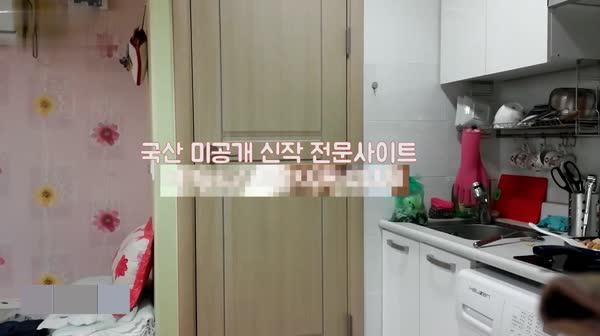 某论坛认证小鲜肉趁清纯女友做饭时后入